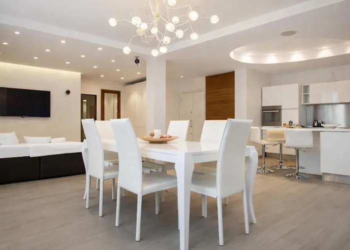 Luxury In Steps From Metro A Cornelia
