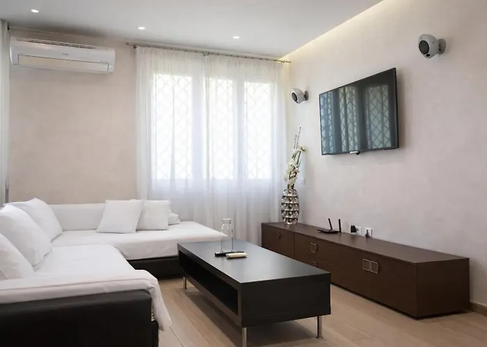 Luxury In Steps From Metro A Cornelia Apartment *